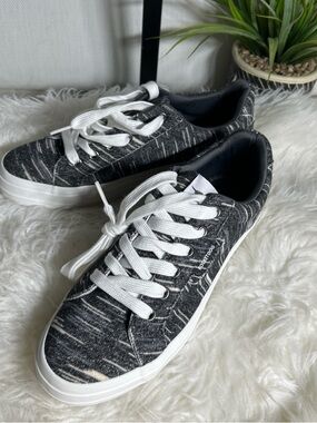 ROCKET DOG Size 10 women’sBlack & White Knit Low-Top Sneakers with White Laces